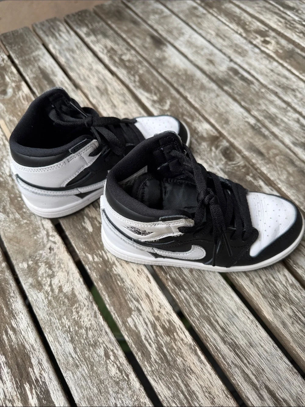 Nike Air Jordan Kids Black and White High-Top ya